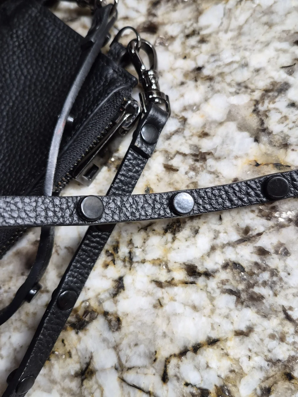 Bandolier compact pebbled